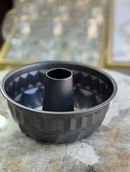 قالب كيك وسط