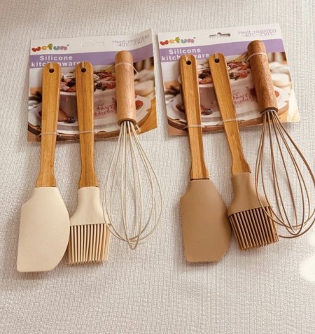 طقم خفاق + فرشاة + معلقة سلكون