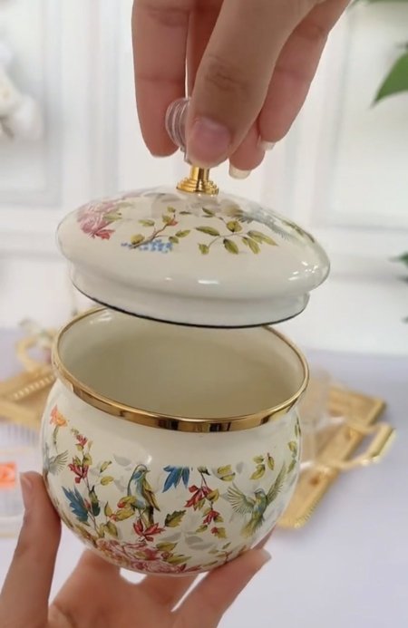 سكرية للسكر مع غطاء